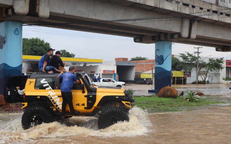 Caos instalado pela enchente no bairro Santo Afonso.