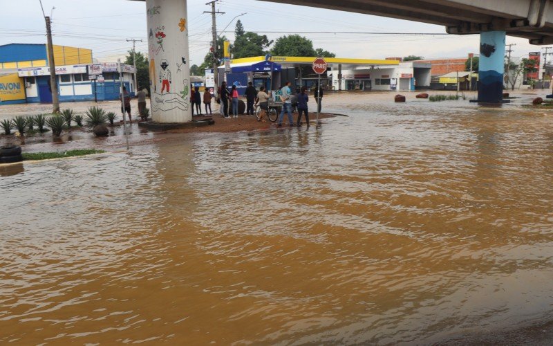 Caos instalado pela enchente no bairro Santo Afonso.