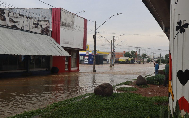 Caos instalado pela enchente no bairro Santo Afonso.