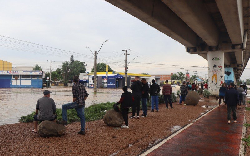 Caos instalado pela enchente no bairro Santo Afonso.