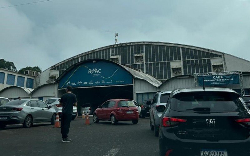 Filas se formam para receber doações, em formato de drive-thru