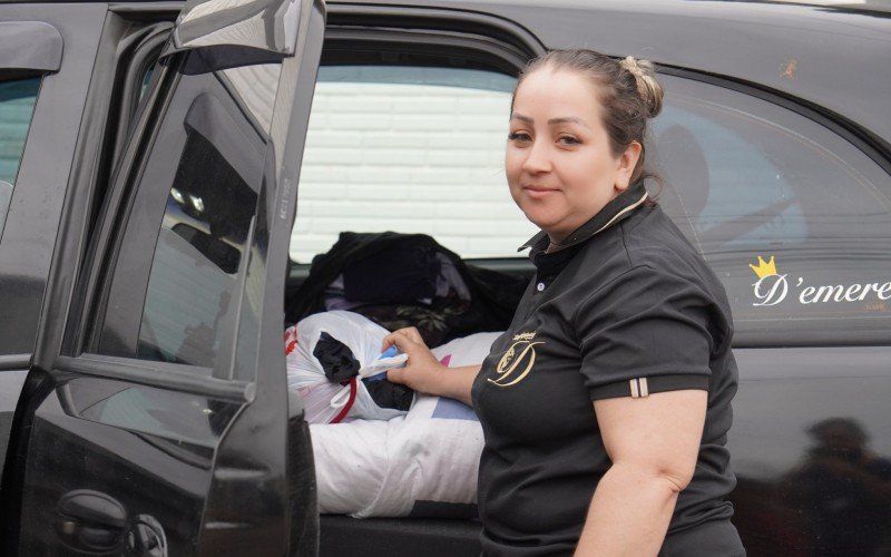 Maria Aparecida Silveira, 40, voltou para recolher roupas e eletromésticos | abc+