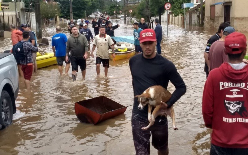 Moradores evacuam bairro Mathias Velho pela Rua Rio de Janeiro