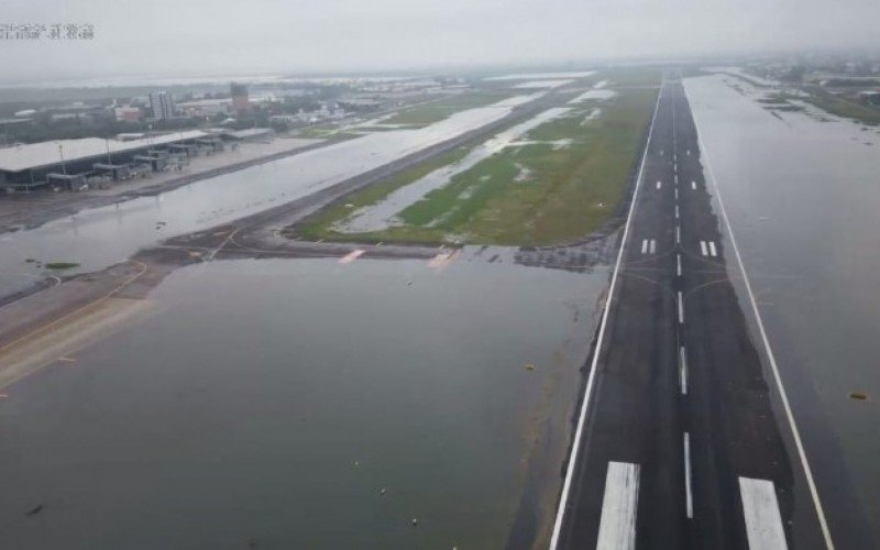 Pista e terminal principal à direita no Aeroporto Salgado Filho | abc+