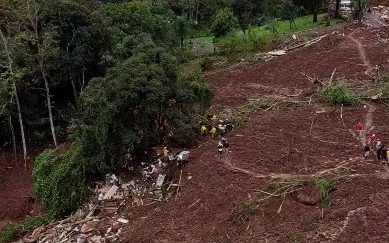 Deslizamento na Linha Pedras Brancas 