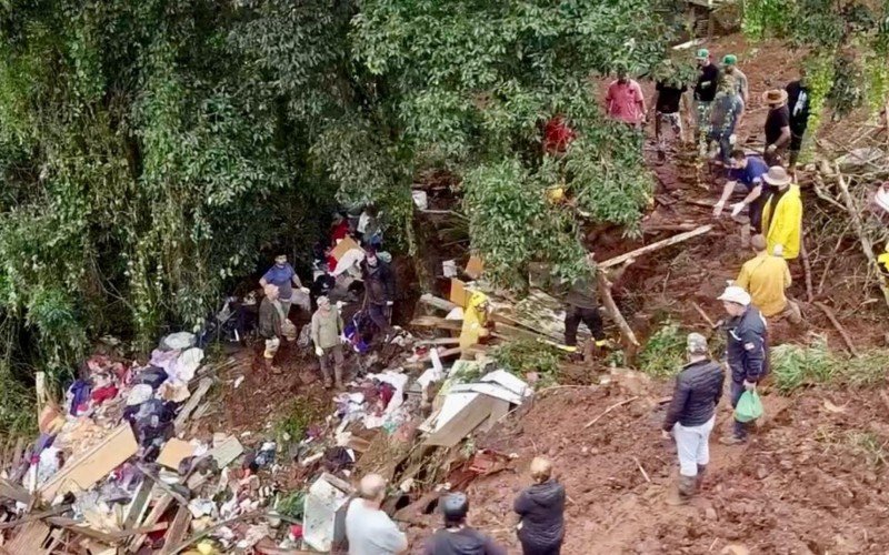 Corpo de Bombeiros faz resgate de vÃ­timas na Linha Pedras Brancas