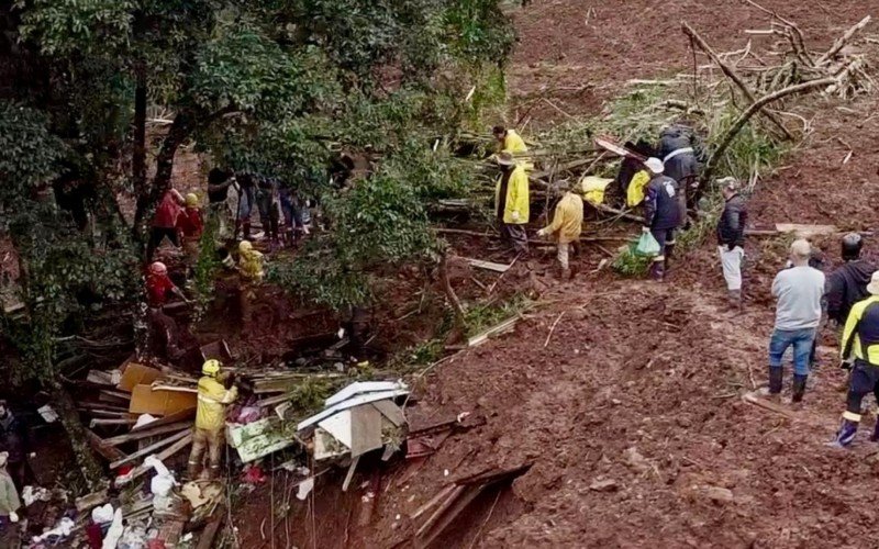 Corpo de Bombeiros faz resgate de vÃ­timas na Linha Pedras Brancas