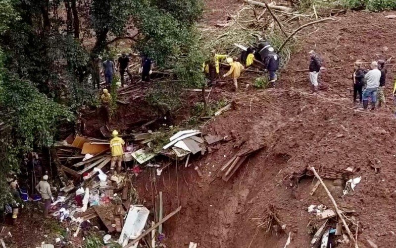 Bombeiros fazem resgate no deslizamento com mortes na Linha Pedras Brancas no sábado (4) em Gramado | abc+