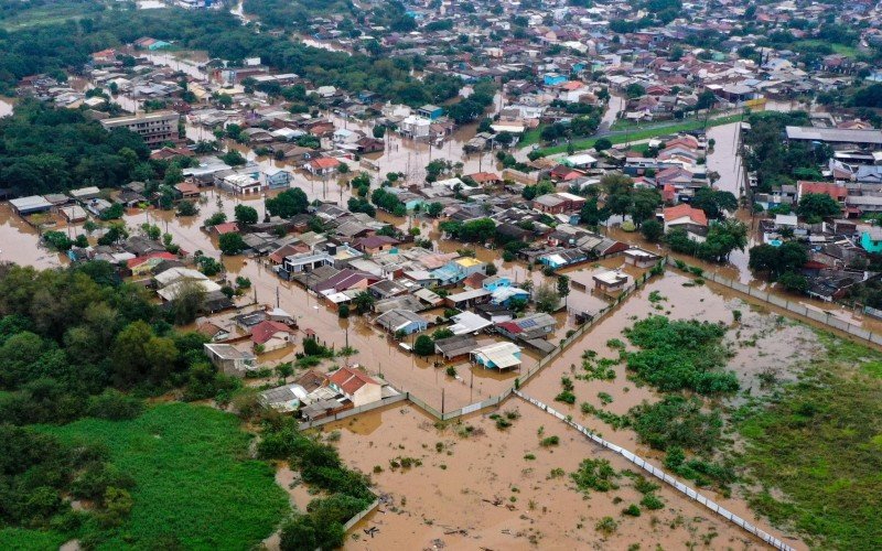 Imagens aéreas mostram a dimensão da situação dramática vivida pelos moradores da cidade em diferentes bairros