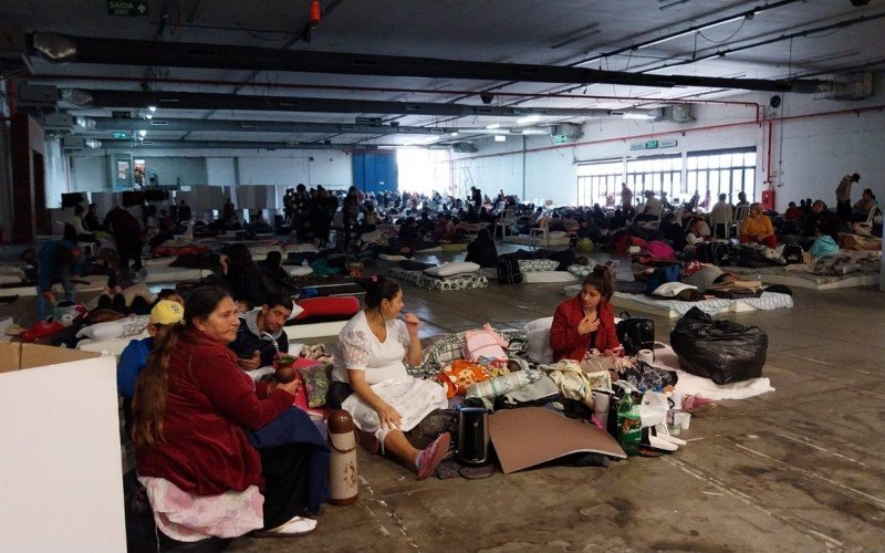 Desabrigados estão sendo instalaldos na Fenac, que já prepara o segundo andar | abc+