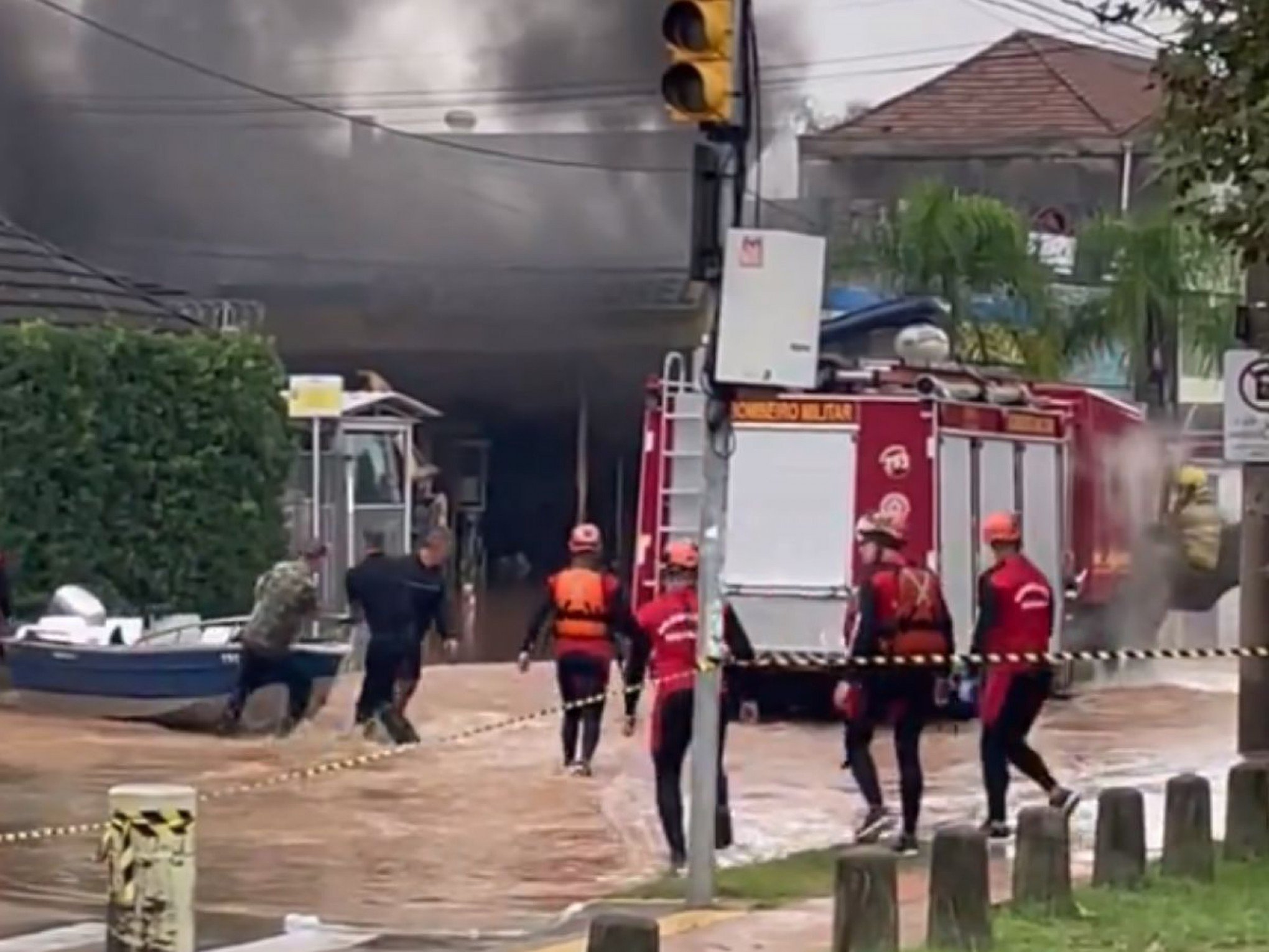 CATÁSTROFE NO RS: Explosão em posto de gasolina deixa feridos em meio à enchente em Porto Alegre