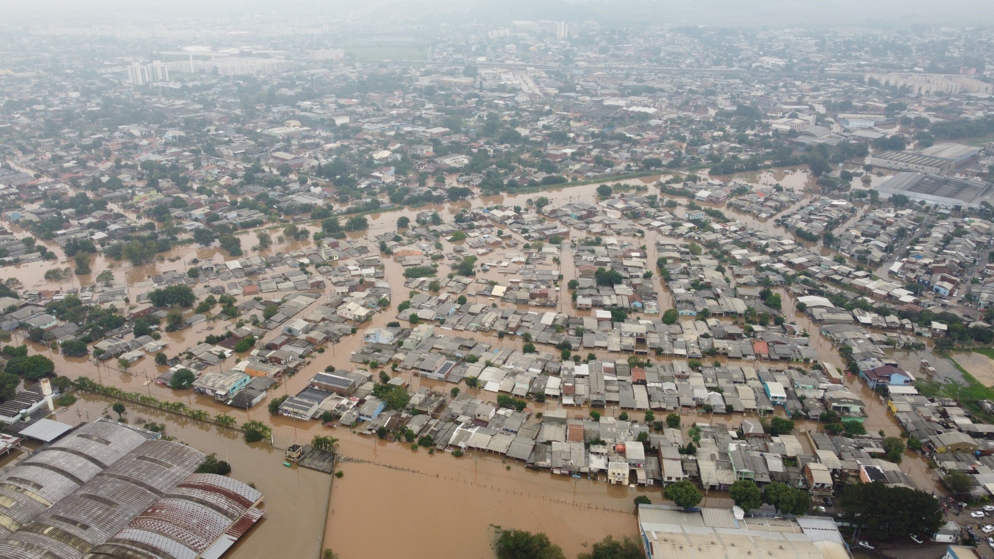CATÁSTROFE NO RS: Sobe o número de mortos com as enchentes no RS