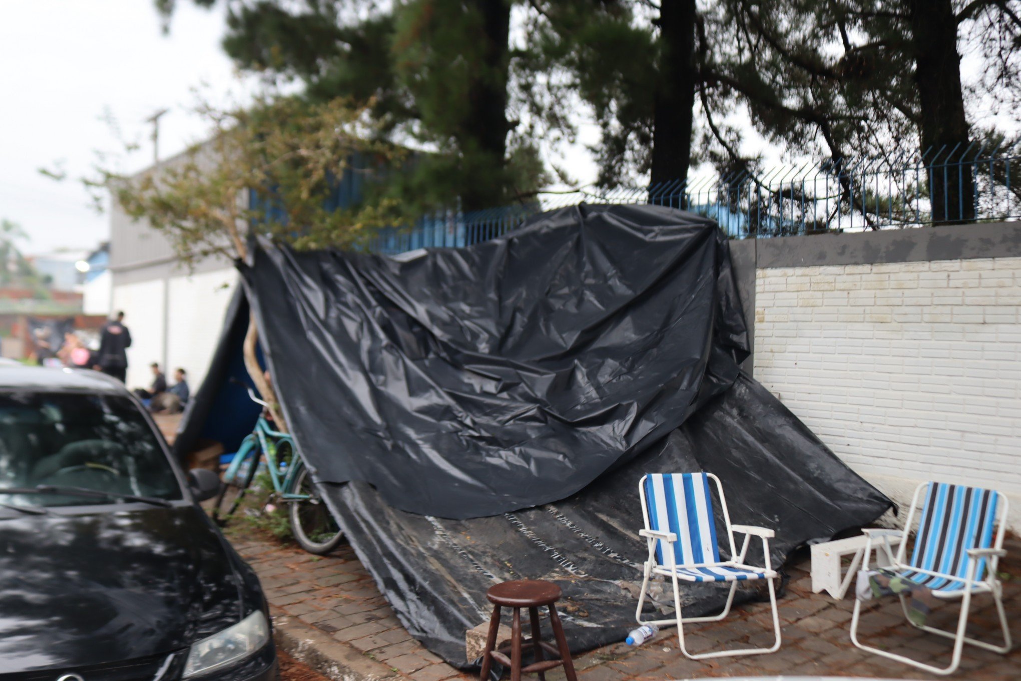 CATÁSTROFE NO RS: Com medo de furtos, moradores acampam em ruas próximas de suas casas