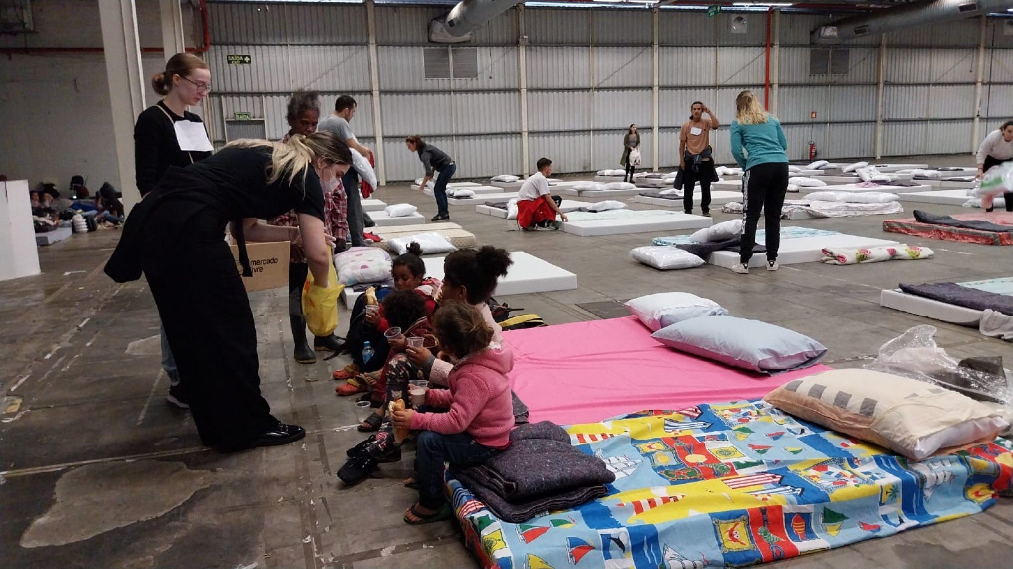 CATÁSTROFE NO RS: Com demais abrigos lotados, Fenac abre mais espaços para população; local também recebe doações
