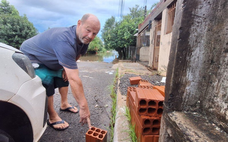 Paulo Erthal, do bairro Industrial, mostra onde chegou o nível da água na Rua Minuano | abc+