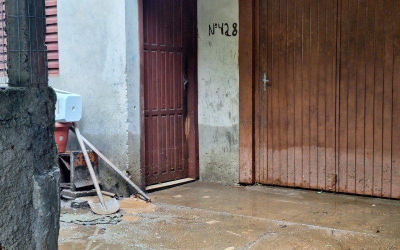 Na Rua Minuano, marca da água na parede de residências indica recuo do nível do rio | abc+