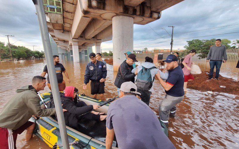 Equipes de voluntários seguem resgatando moradores na Santo Afonso