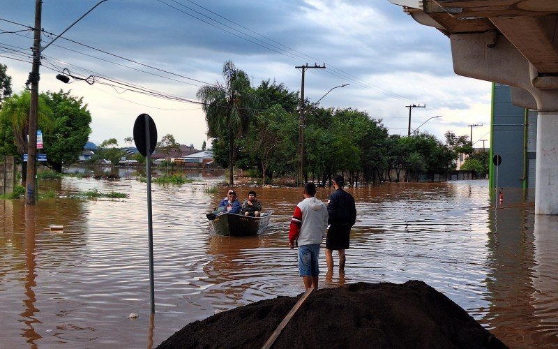 Equipes de voluntários seguem resgatando moradores na Santo Afonso