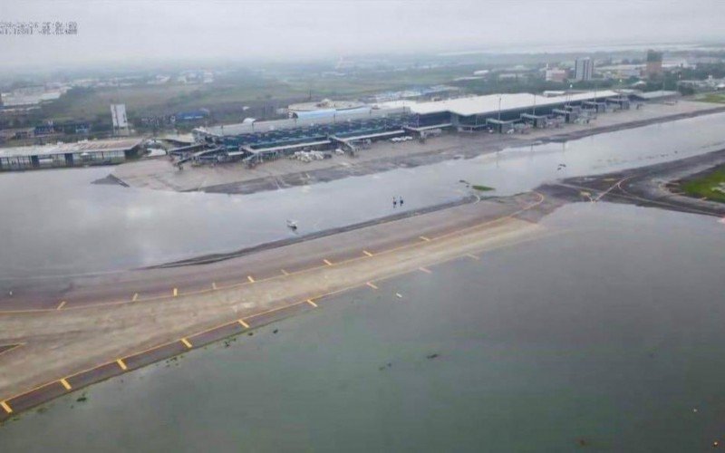 Imagem aérea mostra área do aeroporto de Porto Alegre quase toda debaixo d'água  | abc+