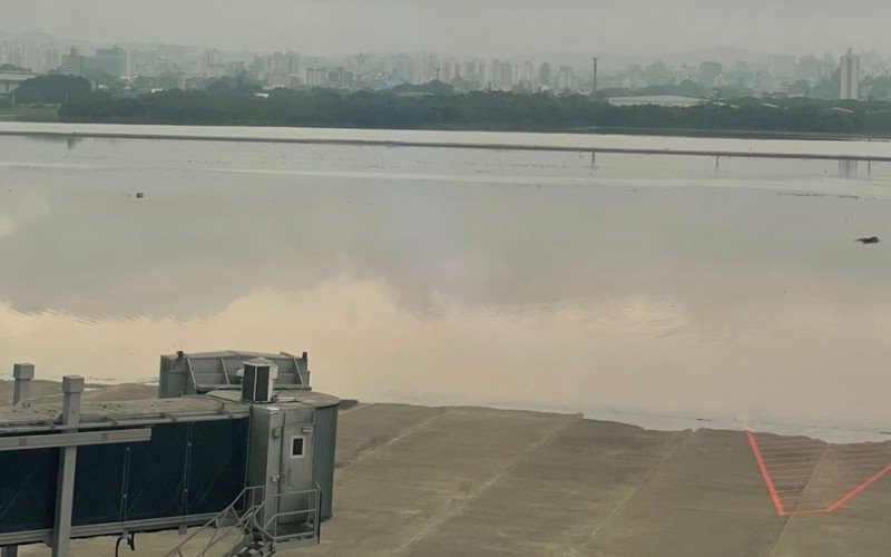 Imagem de sábado mostra o pátio do aeroporto de Porto Alegre totalmente alagado | abc+