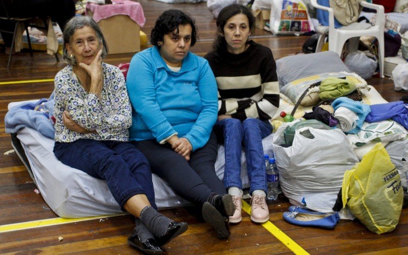 Aposentada e as filhas aguardam notícias de amigos e vizinhos