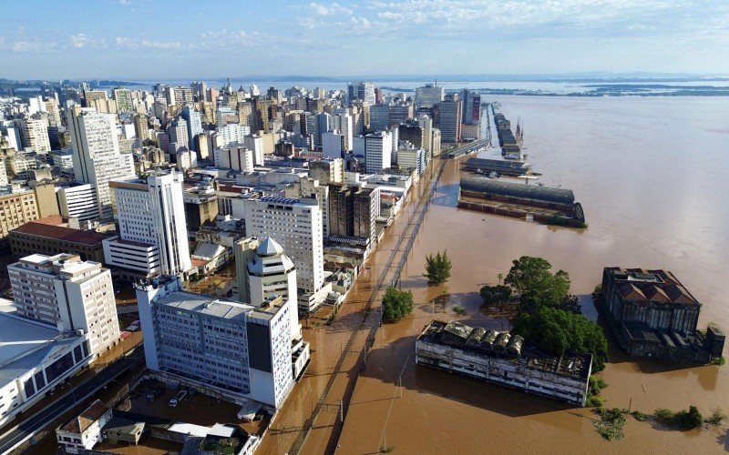 Centro Histórico de Porto Alegre alagado, no domingo, pela cheia histórica do Guaíba | abc+