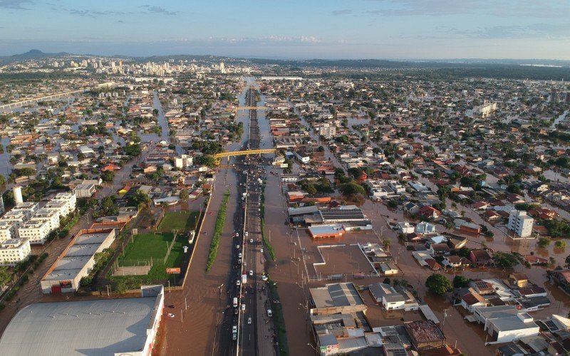 Imagens aéreas mostram a enchente nos bairros Scharlau e Santos Dumond, em São Leopoldo, às margens da BR-116 | abc+