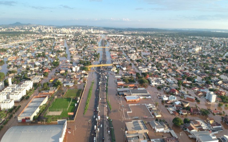 Enchente nos bairros Scharlau e Santos Dumond, às margens da BR-116, em São Leopoldo | abc+