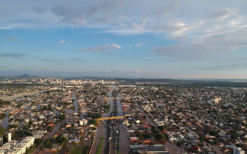 Imagens aéreas mostram a enchente nos bairros Scharlau e Santos Dumond, em São Leopoldo, às margens da BR-116 | abc+