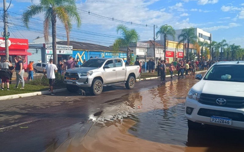 Diversos órgãos e entidades se mobilizaram neste domingo (5) para ajudar no resgate de moradores do São Miguel, Vicentina e Paim, em São Leopoldo