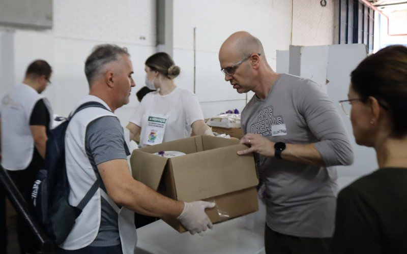 Voluntários se multiplicam para ajudar atingidos pela enchente
