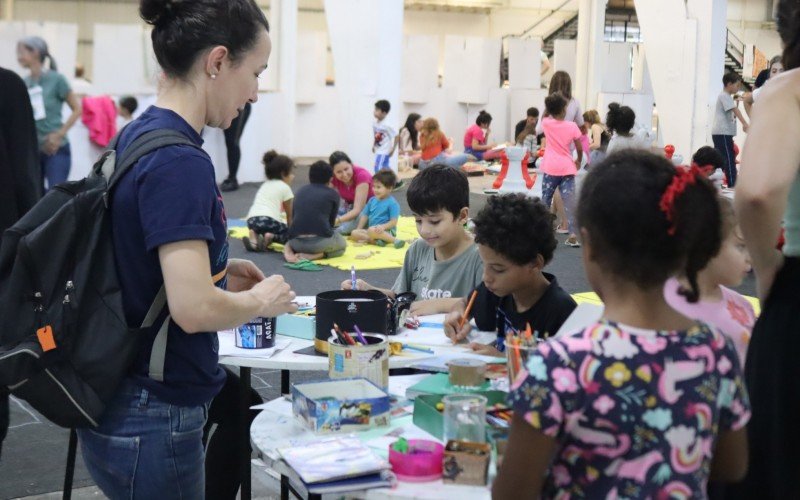 Voluntários se multiplicam para ajudar atingidos pela enchente