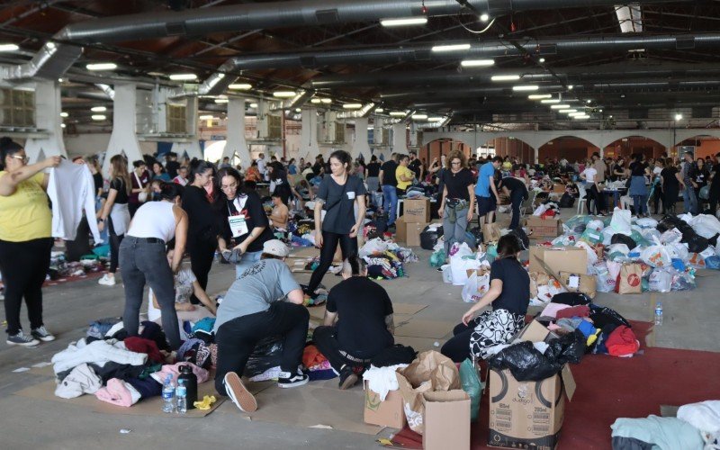 Voluntários se multiplicam para ajudar atingidos pela enchente