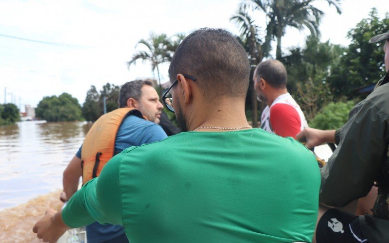 Pai (camiseta branca) e filho (camiseta verde) gritam por socorro e são resgatados por amigos   | abc+