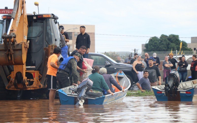 Moradores resgatados no Rio dos Sinos eram deixados na Avenida Caxias do Sul com BR-116