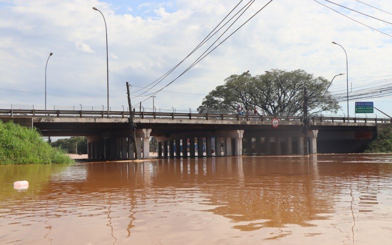 Ponte da BR-116 sob a Avenida Coronel Atalíbio Taurino de Rezende