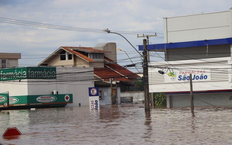 Rótula na Avenida Arnaldo Pereira da Silva com a Rua Dr. Hillebrand