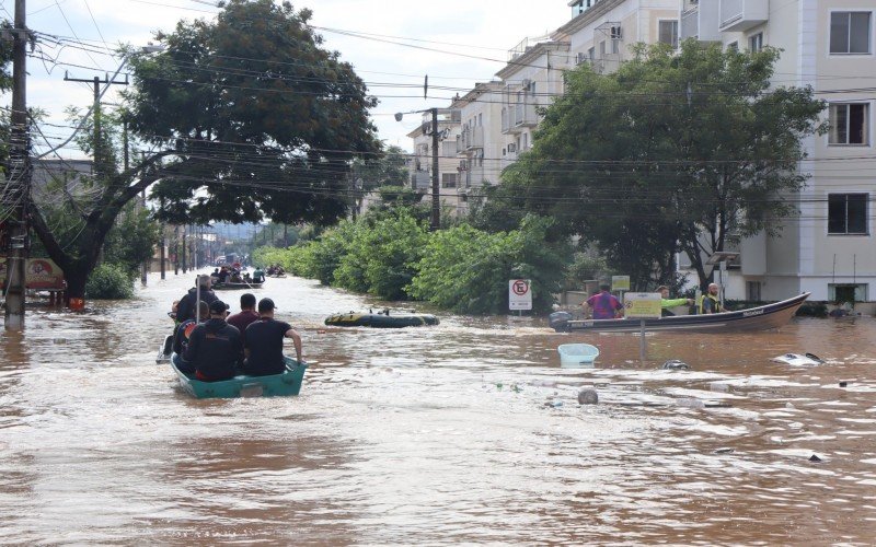 Imagens da movimentação de embarcações na Avenida Arnaldo Pereira da Silva e no condomínio Parque Baviera Life, no bairro Santos Dumont