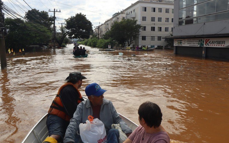 Imagens da movimentação de embarcações na Avenida Arnaldo Pereira da Silva e no condomínio Parque Baviera Life, no bairro Santos Dumont