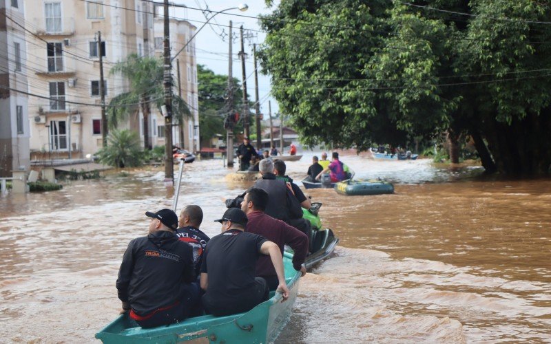 Imagens da movimentação de embarcações na Avenida Arnaldo Pereira da Silva e no condomínio Parque Baviera Life, no bairro Santos Dumont