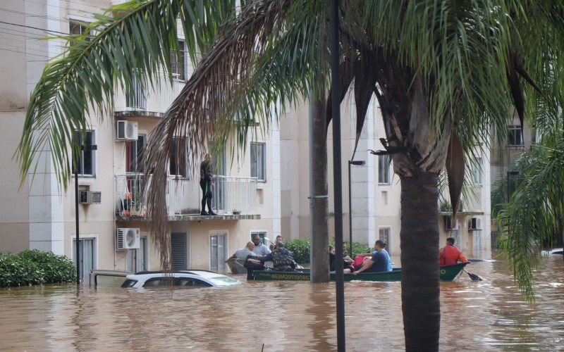 Imagens da movimentação de embarcações na Avenida Arnaldo Pereira da Silva e no condomínio Parque Baviera Life, no bairro Santos Dumont