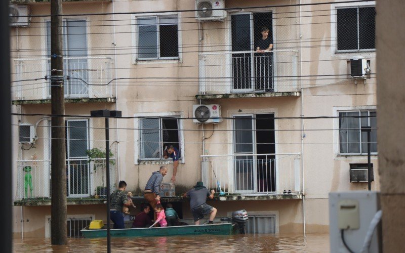 Imagens da movimentação de embarcações na Avenida Arnaldo Pereira da Silva e no condomínio Parque Baviera Life, no bairro Santos Dumont