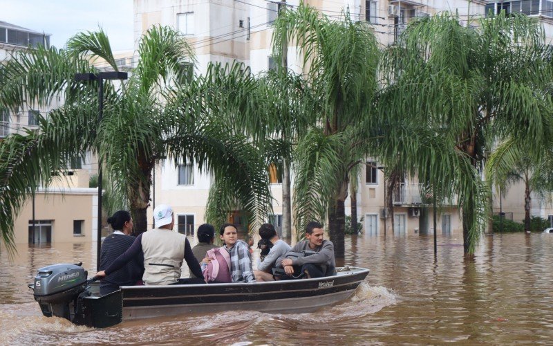Imagens da movimentação de embarcações na Avenida Arnaldo Pereira da Silva e no condomínio Parque Baviera Life, no bairro Santos Dumont