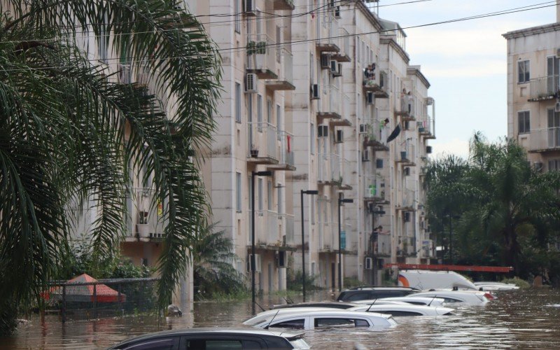 Carros foram atingidos pelas enchentes | abc+