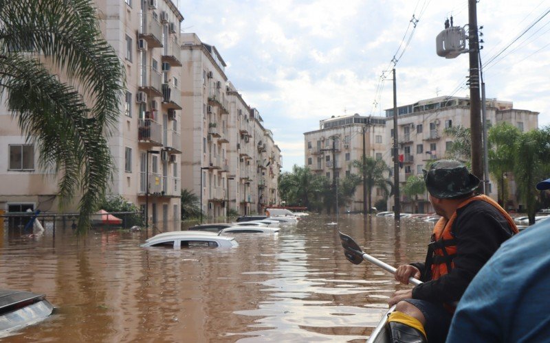 Imagens da movimentação de embarcações na Avenida Arnaldo Pereira da Silva e no condomínio Parque Baviera Life, no bairro Santos Dumont