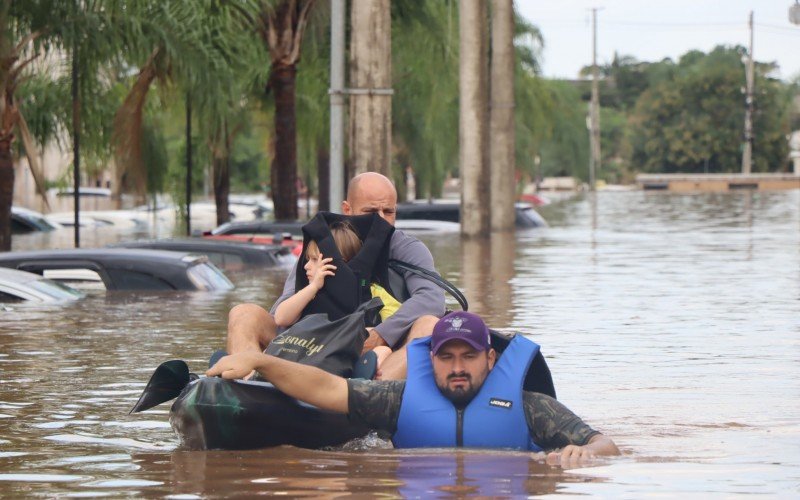 Imagens da movimentação de embarcações na Avenida Arnaldo Pereira da Silva e no condomínio Parque Baviera Life, no bairro Santos Dumont