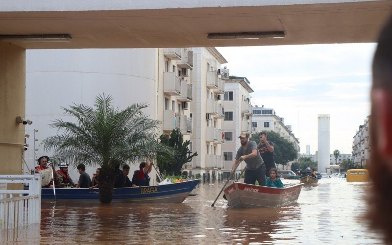 Imagens da movimentação de embarcações na Avenida Arnaldo Pereira da Silva e no condomínio Parque Baviera Life, no bairro Santos Dumont