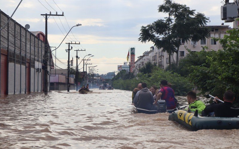 Imagens da movimentação de embarcações na Avenida Arnaldo Pereira da Silva e no condomínio Parque Baviera Life, no bairro Santos Dumont