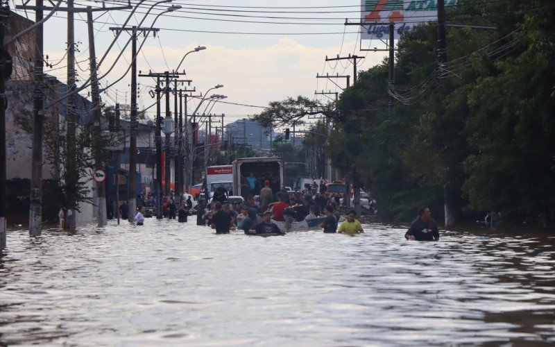 Imagens da movimentação de embarcações na Avenida Arnaldo Pereira da Silva e no condomínio Parque Baviera Life, no bairro Santos Dumont