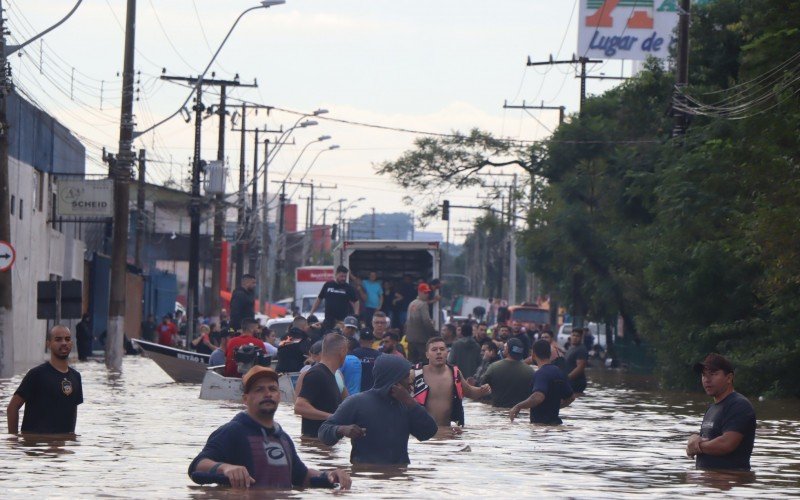 Imagens da movimentação de embarcações na Avenida Arnaldo Pereira da Silva e no condomínio Parque Baviera Life, no bairro Santos Dumont
